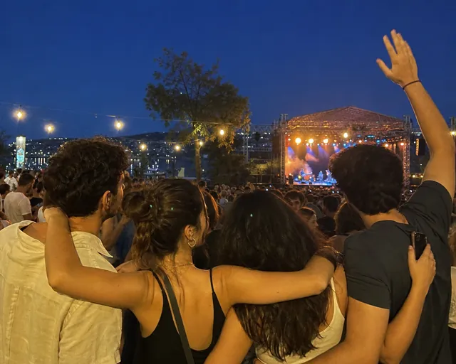 Dijital Aynam anı fotoğrafı örneği: açık hava konserinde birbirine sarılmış arkadaşlar
