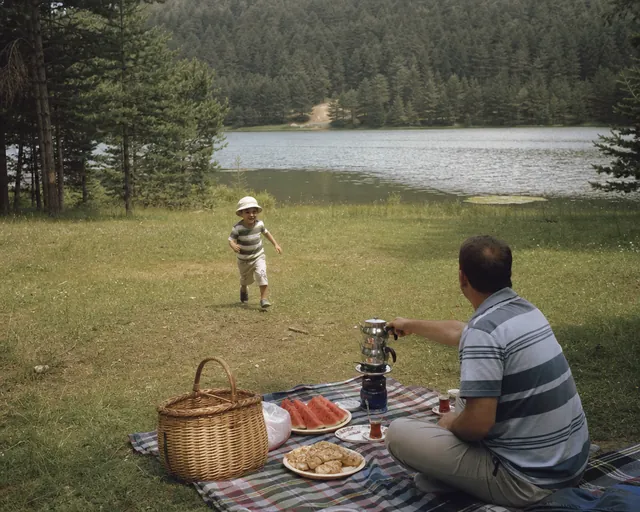 Dijital Aynam anı fotoğrafı örneği: göl kıyısında ailece piknik